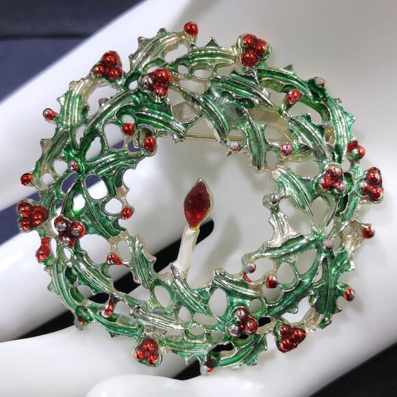 Vintage 1950s Christmas Wreath Enamel Brooch, Red Green Metallic Enamel - Picture 2 of 10